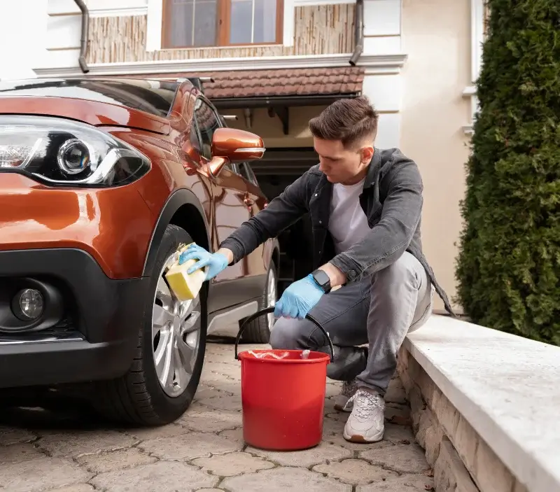 Lavage auto à domicile Pern : professionnel intervenant sur un véhicule